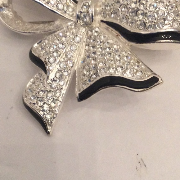 Roman silver tone and rhinestone bow brooch with black trim 2.5” - Picture 3 of 5